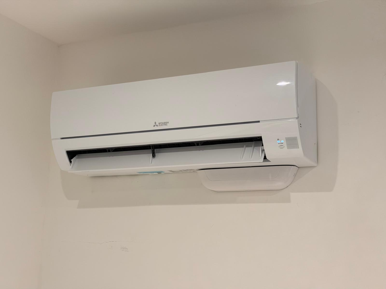 Mitsubishi Electric wandmodel in een afgewerkte binnenruimte