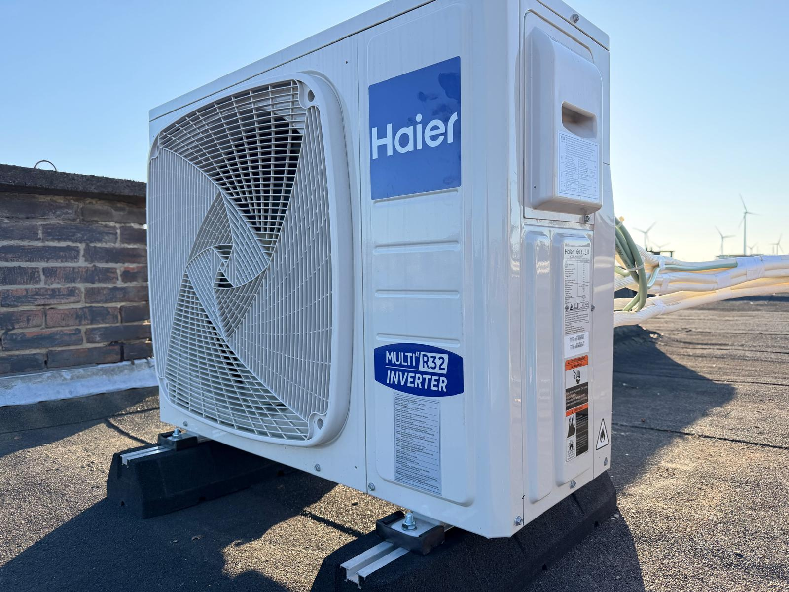 Haier rooftop buitenunit in heldere namiddagzon